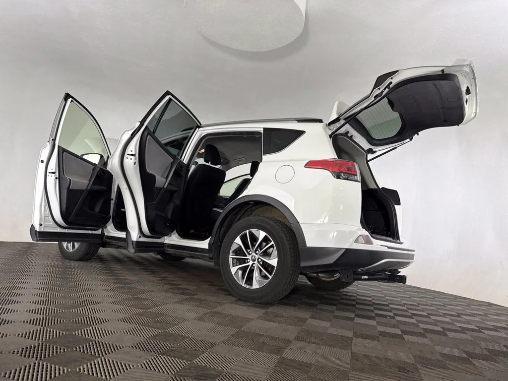 Used 2018 White Toyota LE image 27