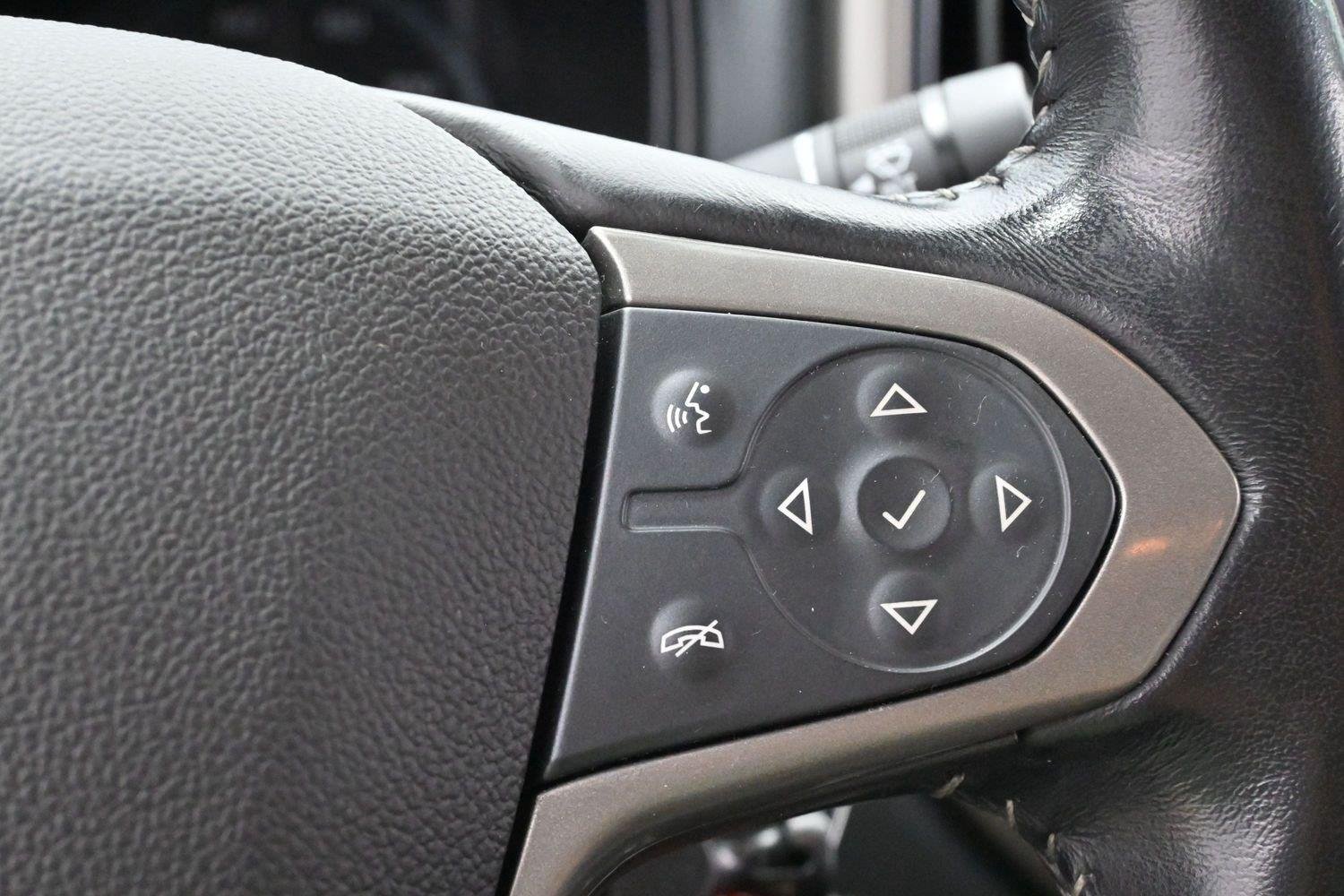 Used 2018 SILVER ICE METALLIC Chevrolet 4WD Z71 image 20