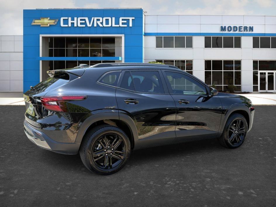 Used 2025 Mosaic Black Metallic Chevrolet ACTIV image 5
