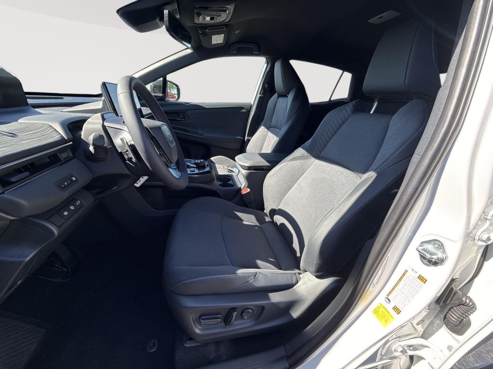 New 2026 Wind Chill Pearl <sup>1</sup> Toyota  XSE image 2