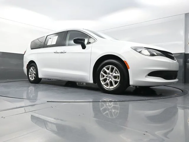 Used 2024 White Chrysler LX image 19