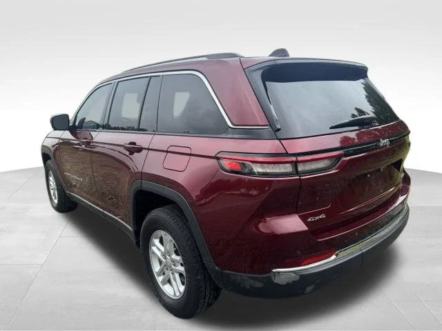 Used 2023 Red Jeep Laredo image 5