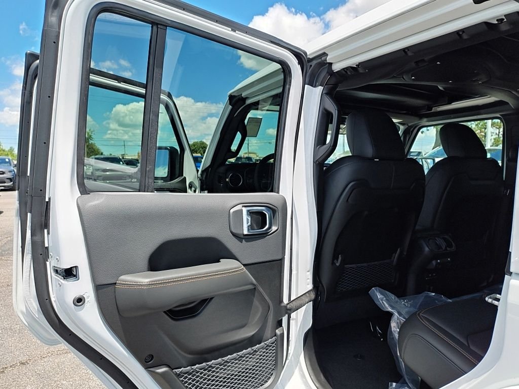 New 2026 Bright White Clear-Coat Exterior Paint Jeep Sahara image 31