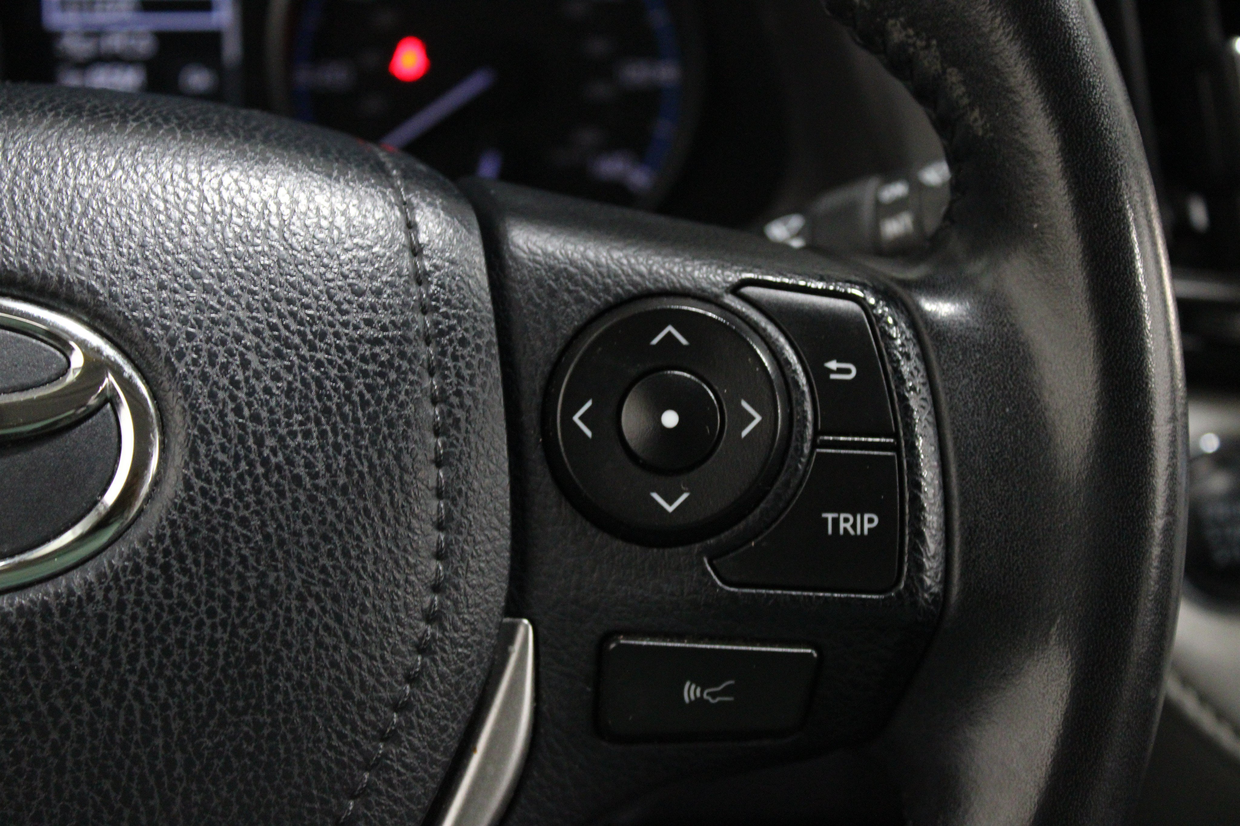 Used 2018 Silver Sky Metallic Toyota XLE image 9