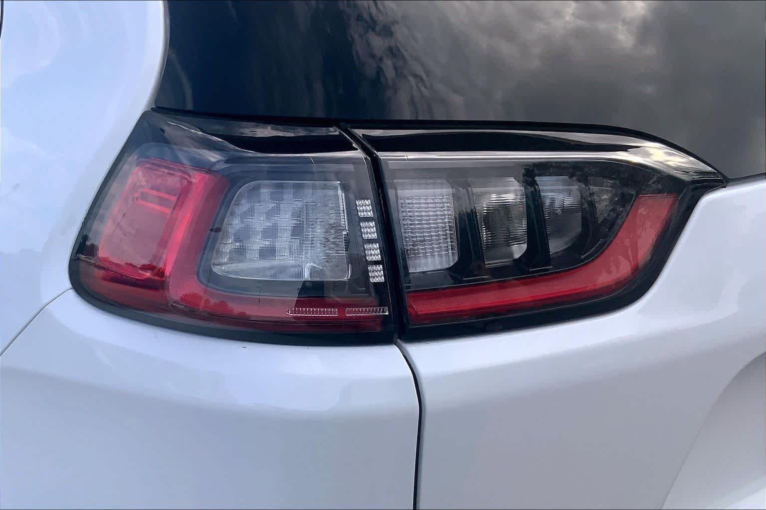 Used 2021 Bright White Clearcoat Jeep Latitude Plus image 25
