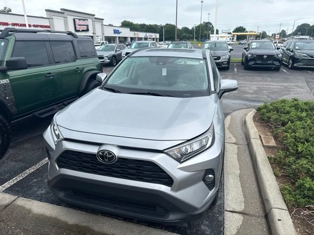 Used 2019 Silver Toyota XLE Premium image 4