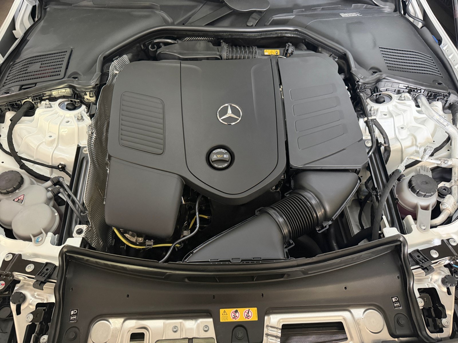 New 2026 MANUFAKTUR Moonlight White Metallic Mercedes-Benz C 300 image 45