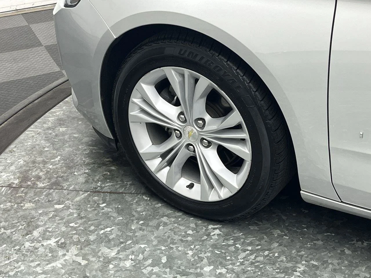 Used 2015 SILVER ICE METALLIC Chevrolet LT image 27