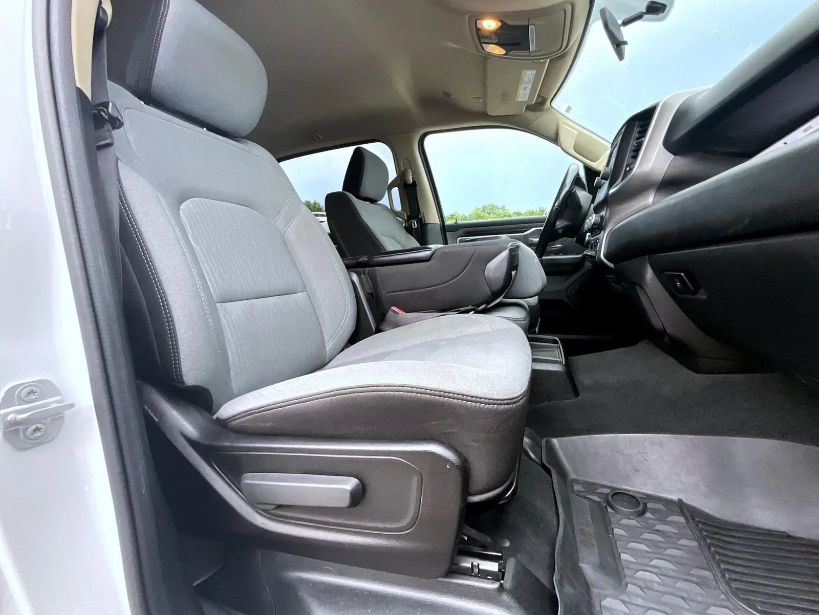 Used 2019 White Ram Big Horn/Lone Star image 17