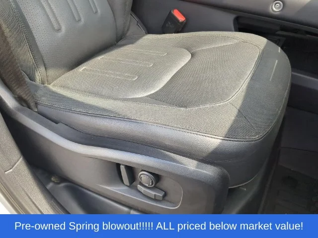 Used 2020  Land Rover SE image 48