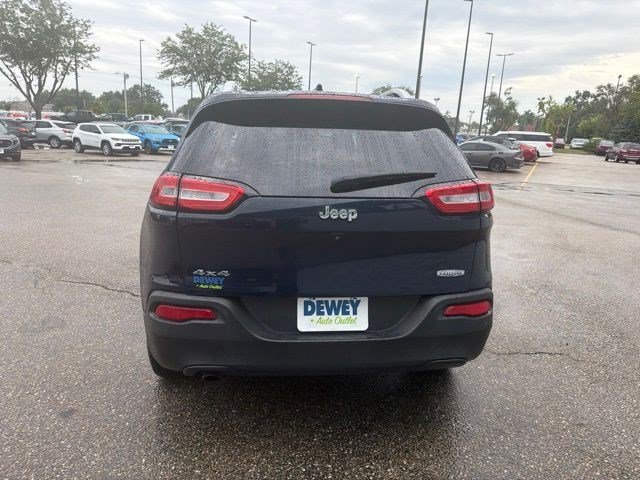 Used 2015 True Blue Pearlcoat Jeep Latitude image 4