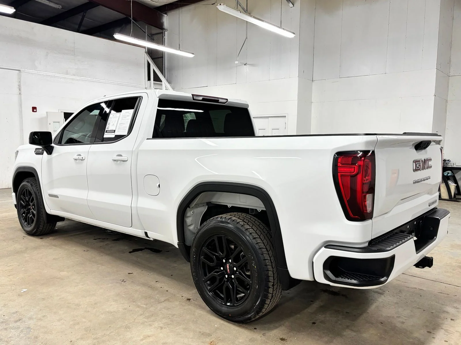 Used 2023 White GMC Elevation image 5