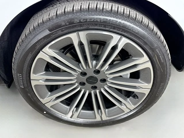 New 2026 Fuji White Land Rover SE image 33
