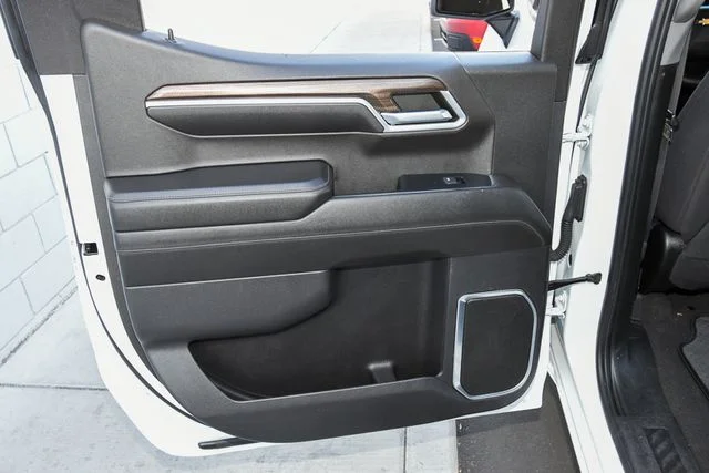 Used 2022 White Chevrolet LT image 17
