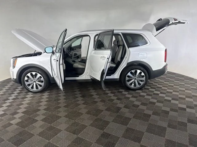 Used 2022 White Kia S image 12