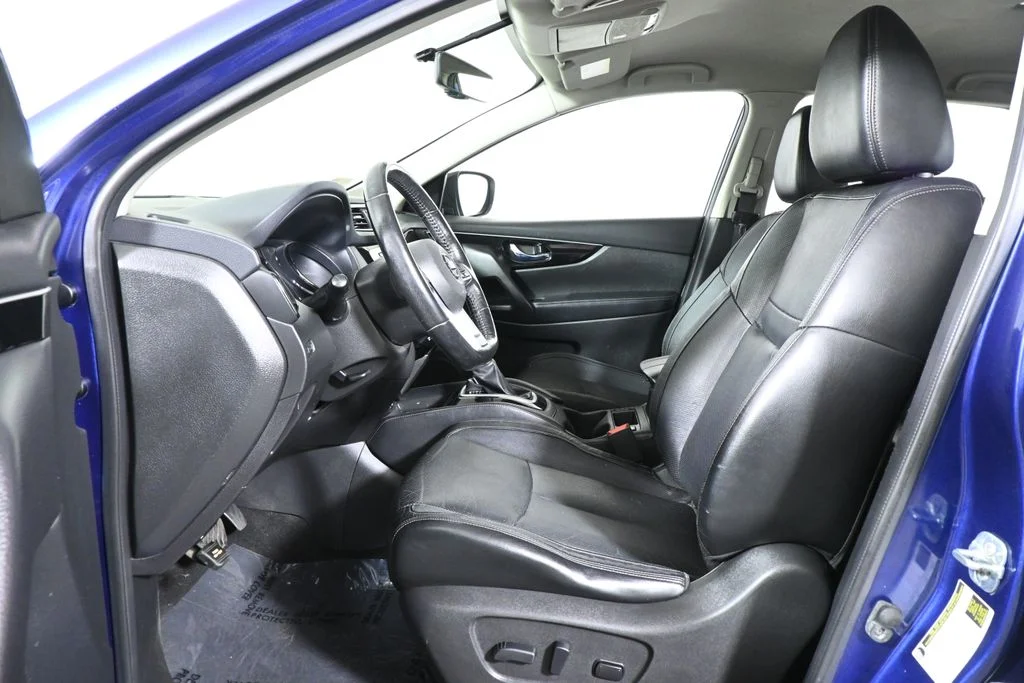 Used 2017 Blue Nissan SL image 3