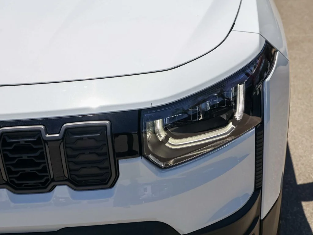 New 2026 Bright White Clear-Coat Exterior Paint Jeep Limited image 10