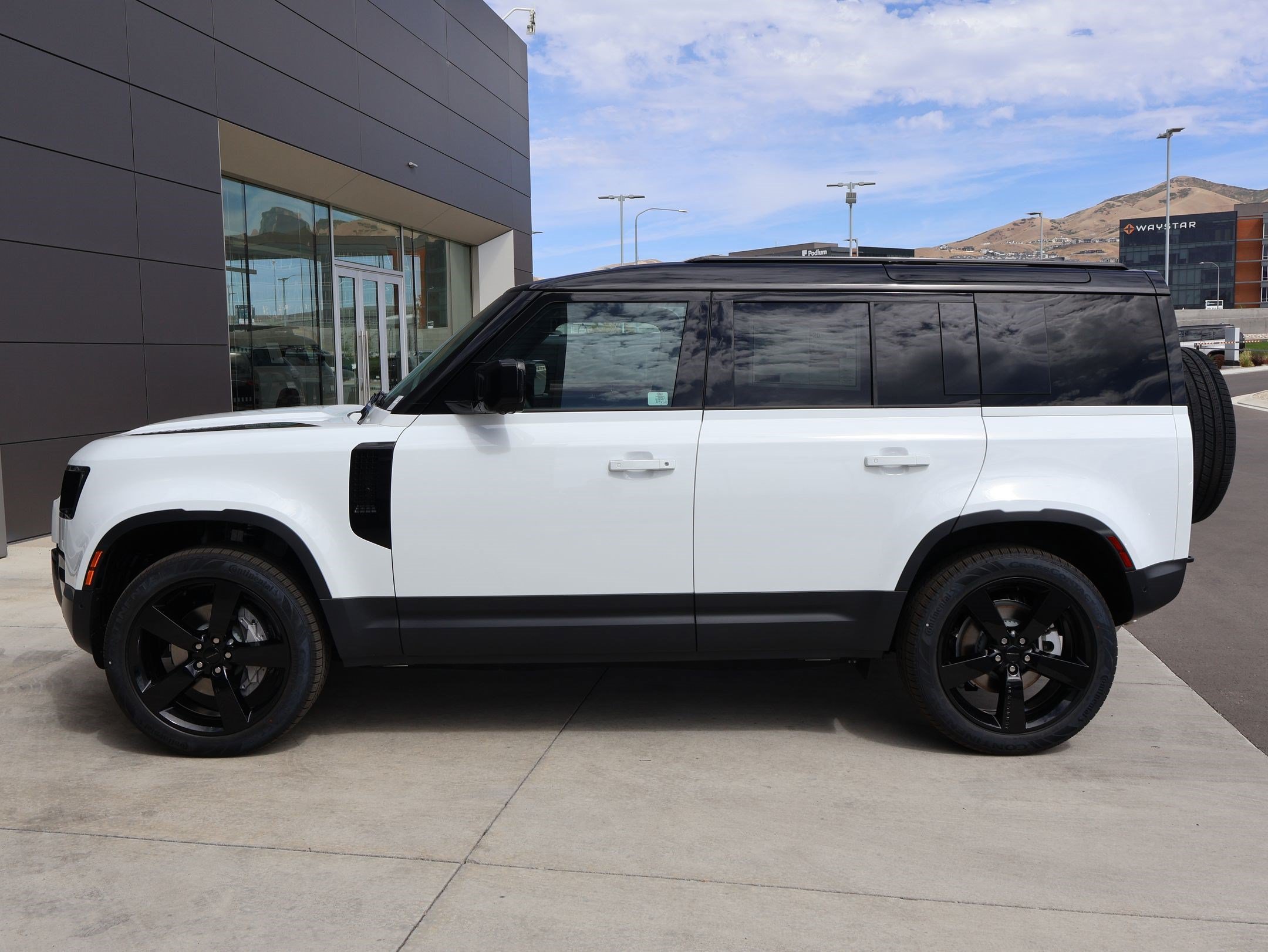 New 2026 Fuji White LAND ROVER P300 S image 9