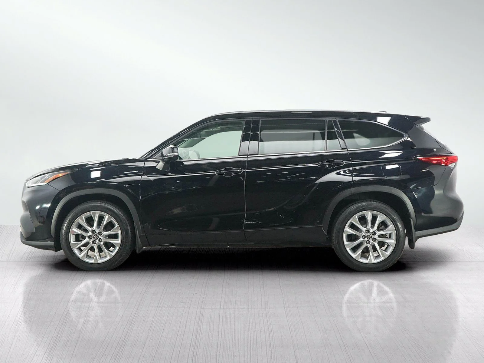 Used 2022 Toyota Highlander Limited with VIN 5TDDZRBH1NS175117 for sale in Burnsville, Minnesota