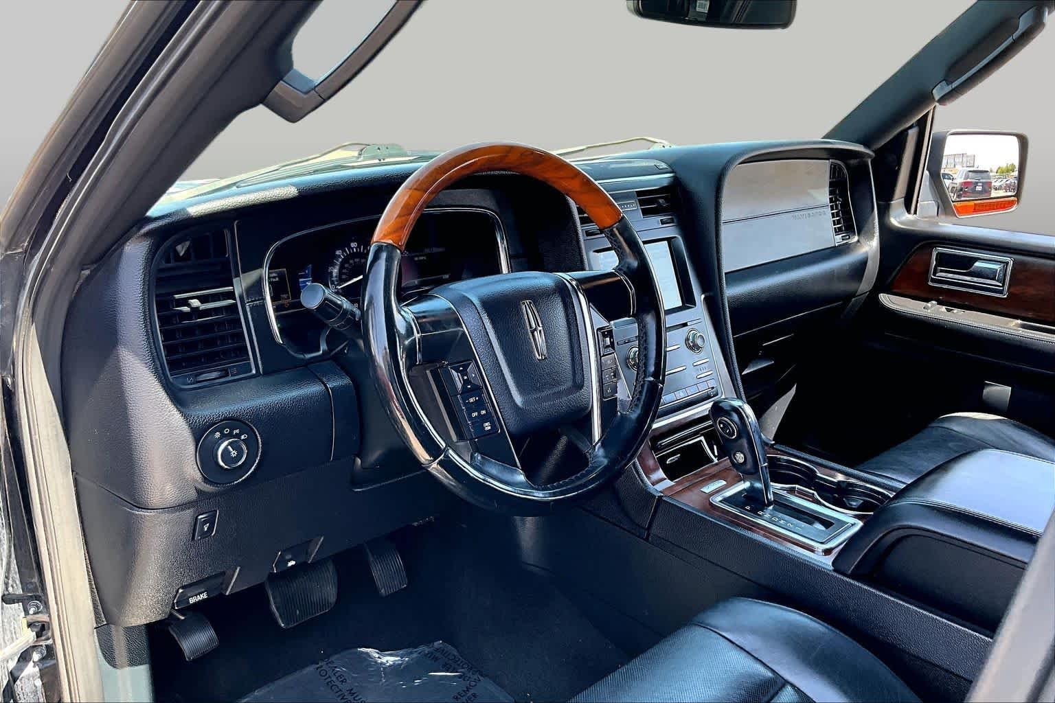 Used 2016 Black Velvet Lincoln Select image 17