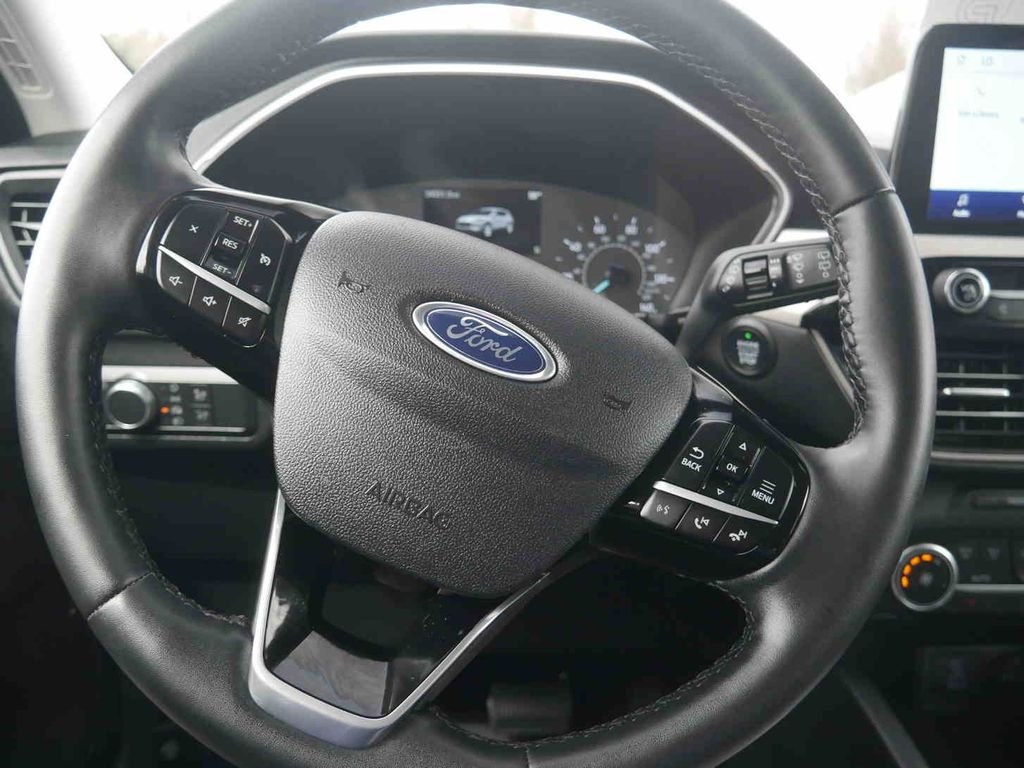 Used 2022 Red Ford SE image 28