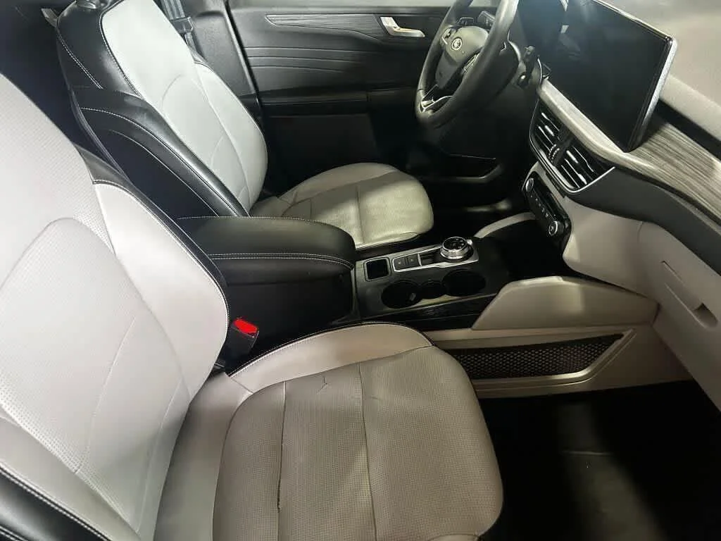Used 2023 Iconic Silver Ford Platinum image 28
