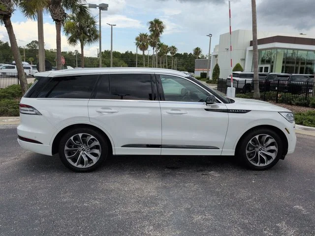 Certified Used 2022 White Metallic Lincoln Grand Touring image 3