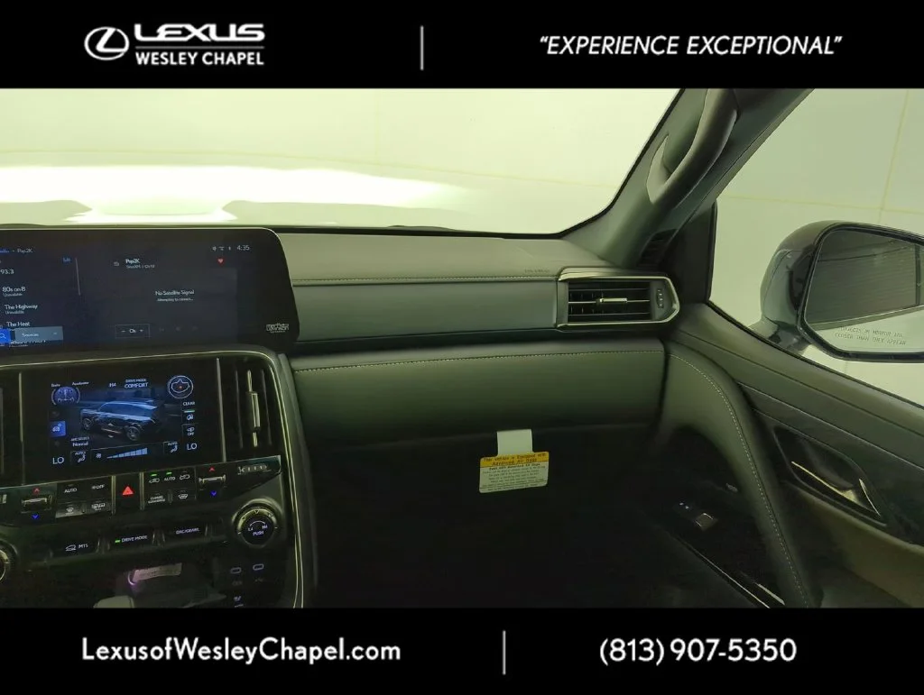 Used 2025 White Lexus 700H image 14