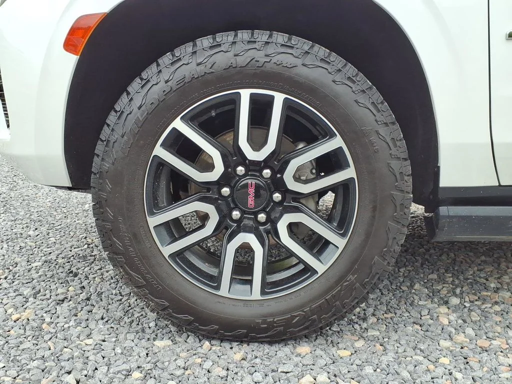 Used 2023 White GMC AT4 image 9