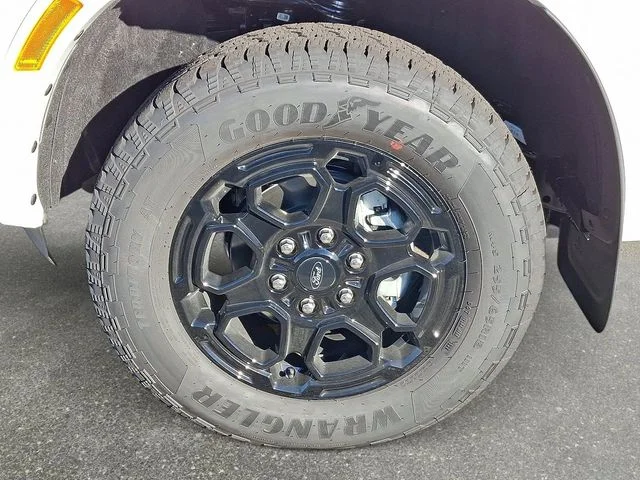 New 2026 Oxford White Ford XLT image 4