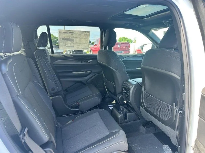 New 2026 Bright White Clear-Coat Exterior Paint Jeep Laredo image 4