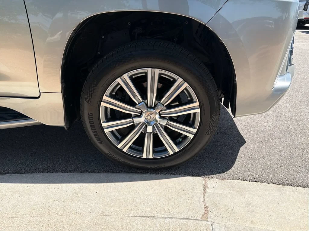 Used 2017  Lexus LX 570 image 18