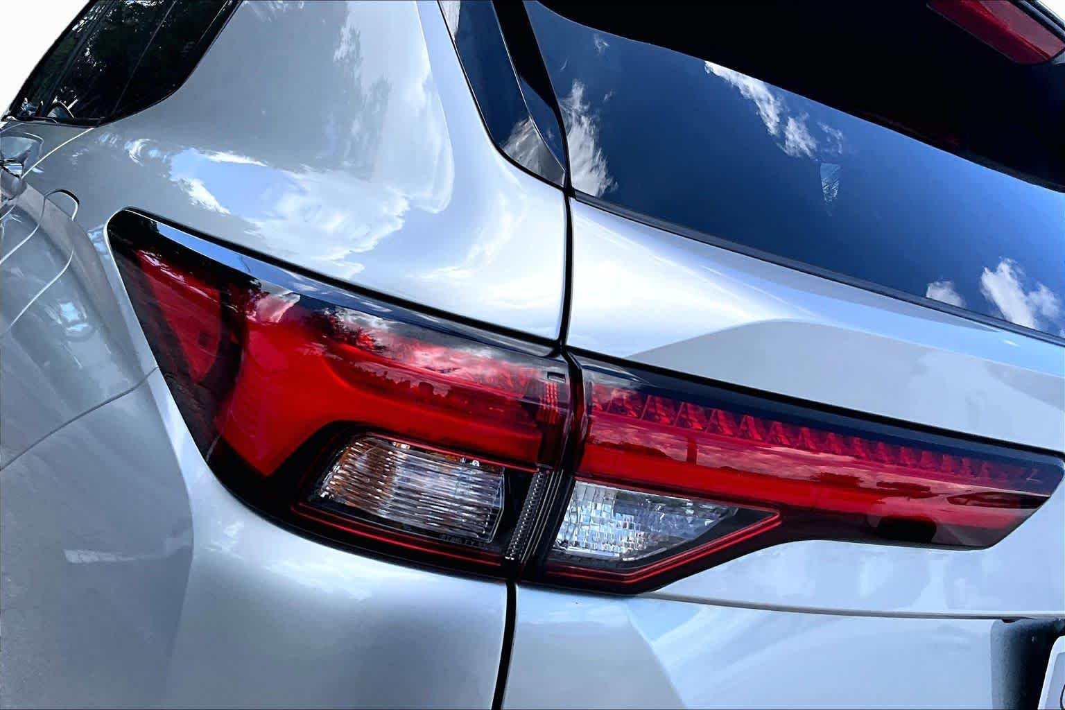 Used 2025 Alloy Silver Metallic/Black Roof Mitsubishi SEL Black Edition image 29
