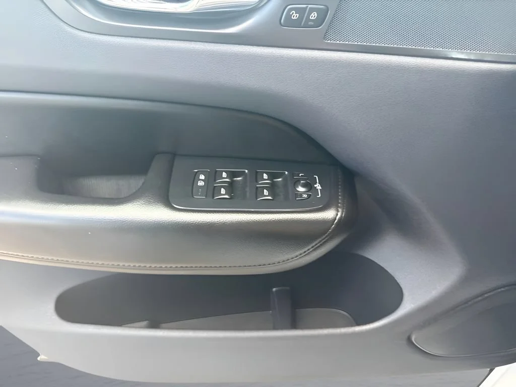 Used 2019  Volvo Momentum image 26