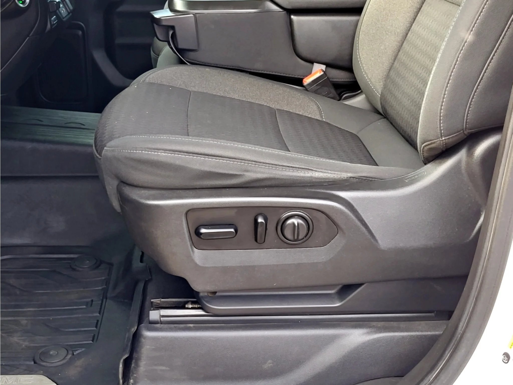 Used 2021 Summit White GMC SLE image 21