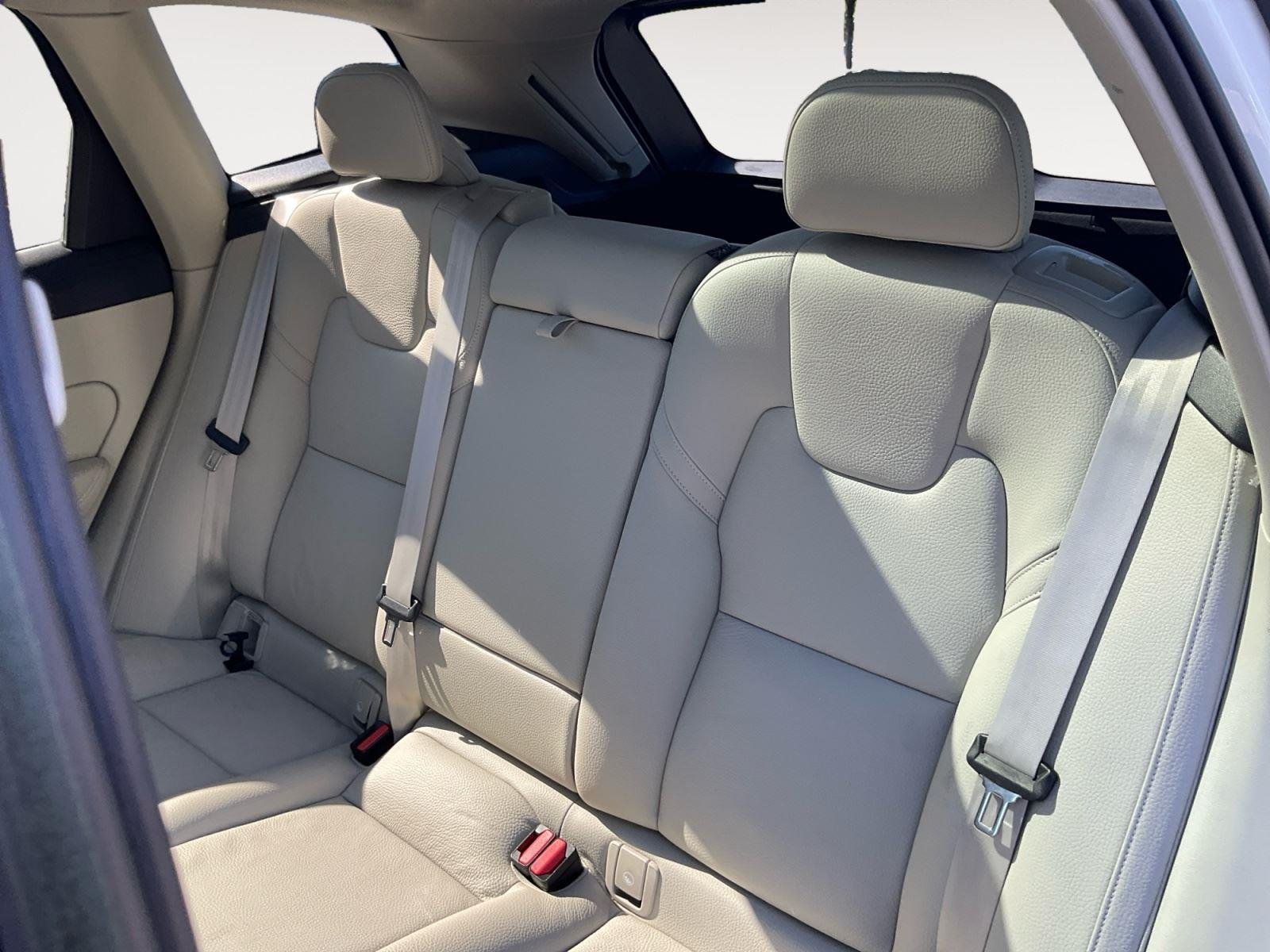 Used 2022 Crystal White Metallic Volvo Momentum image 13