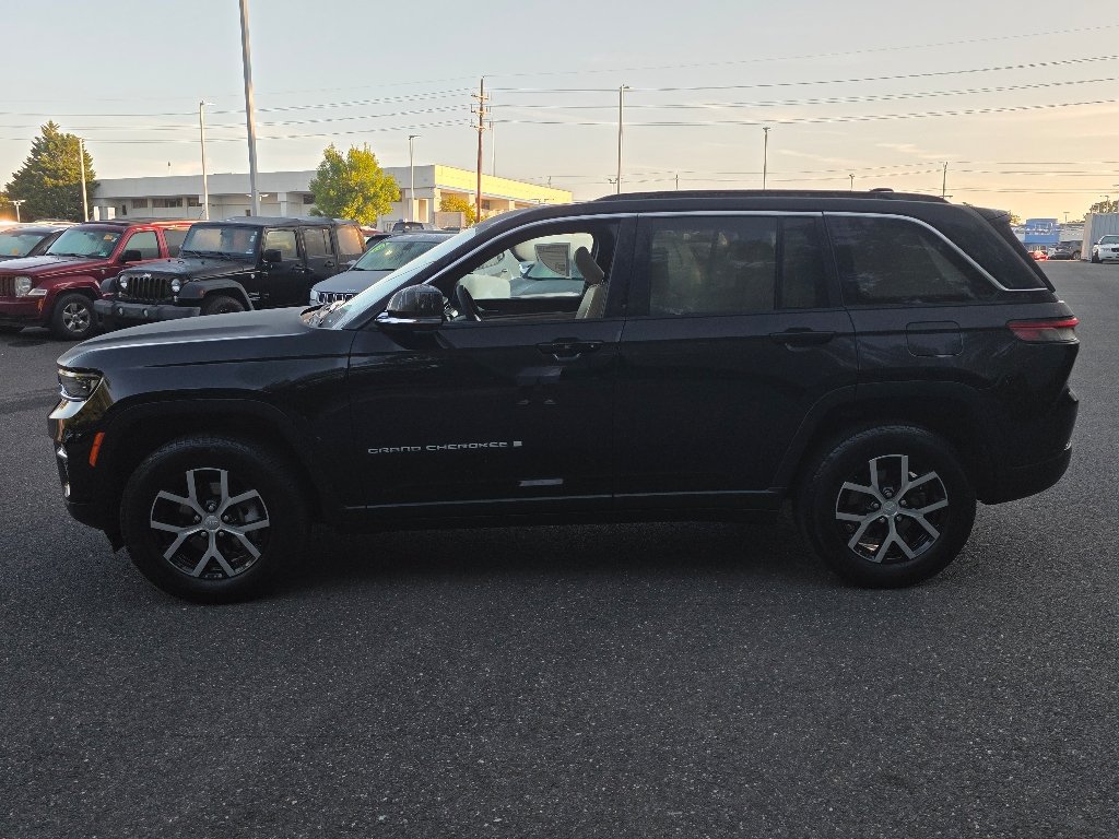 Certified Used 2025 Diamond Black Crystal Pearl Coat Jeep Limited image 12