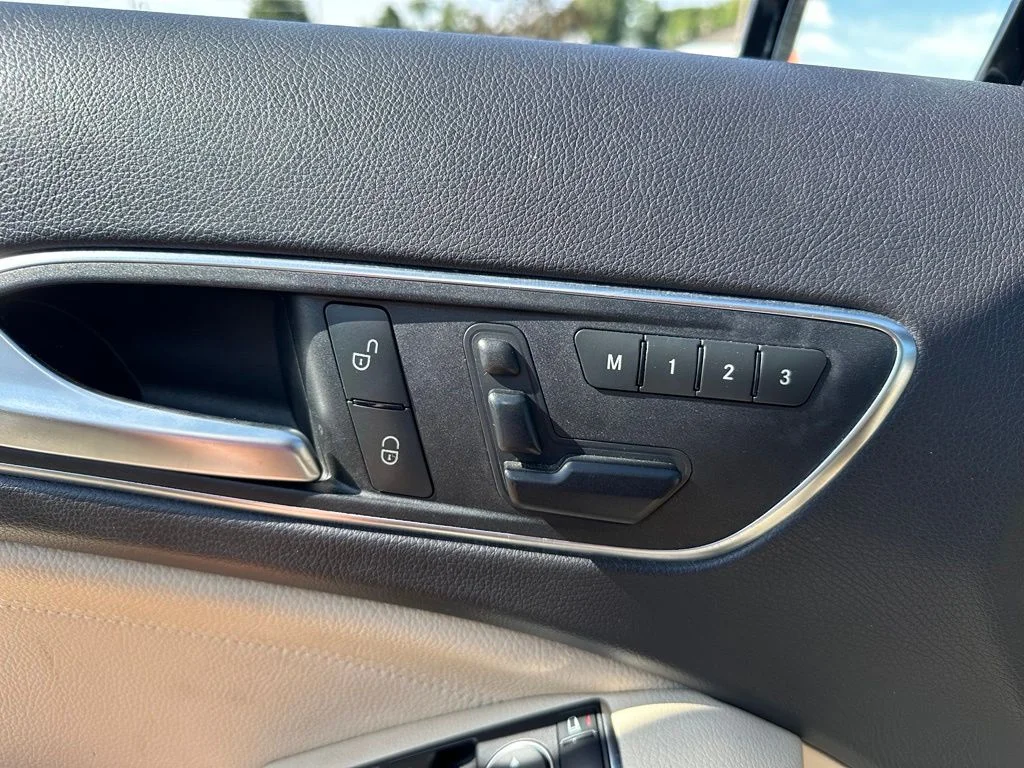 Used 2015 Black Mercedes-Benz GLA 250 image 23