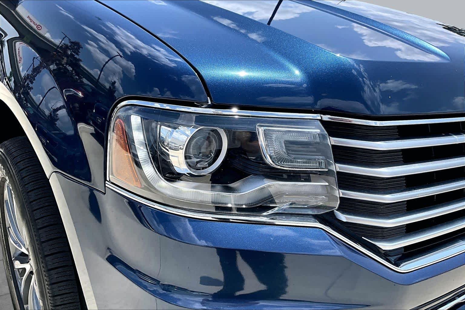 Used 2017 Midnight Sapphire Blue Metallic Lincoln Select image 26