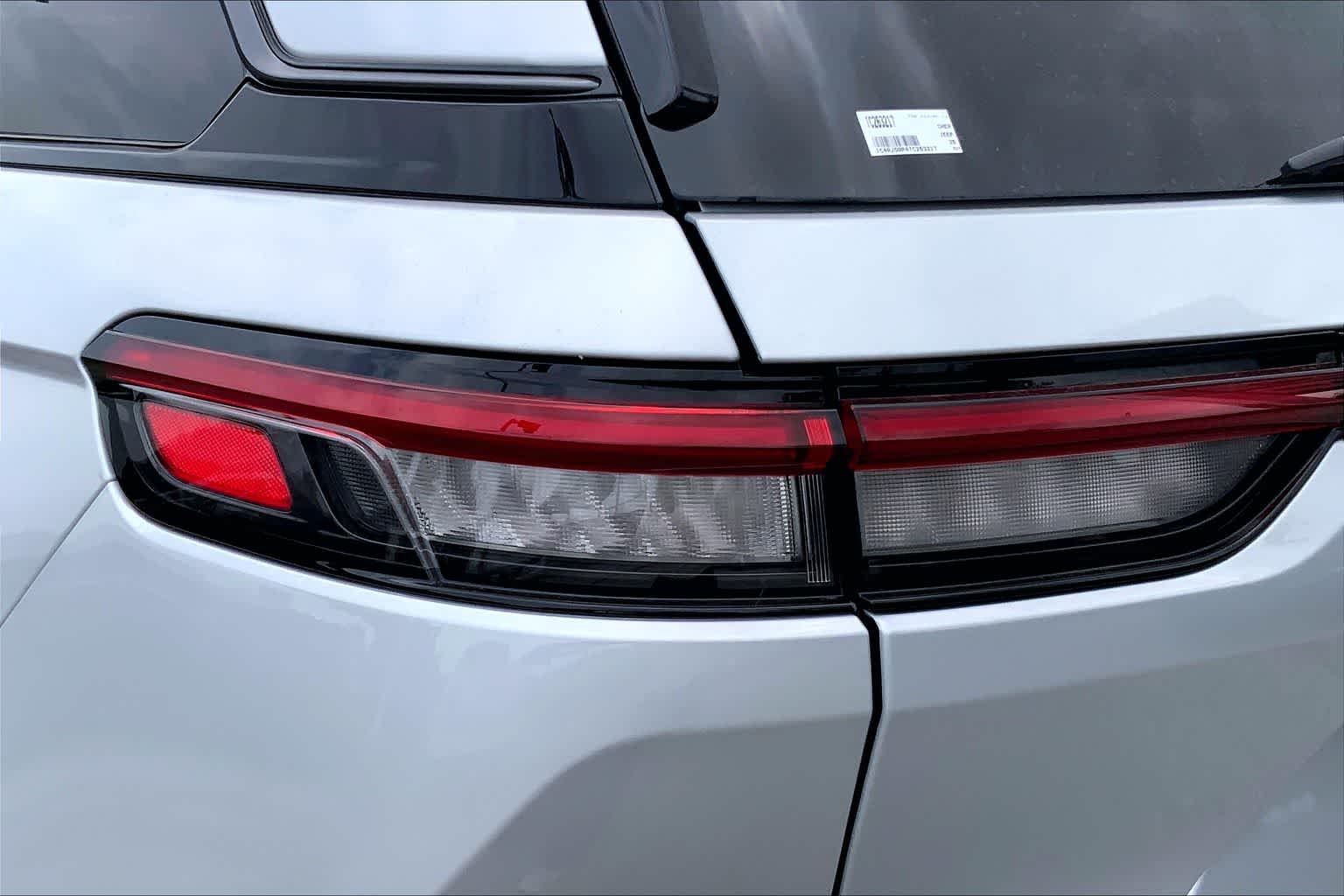 New 2026 Silver Zynith Exterior Paint Jeep Laredo Altitude image 11