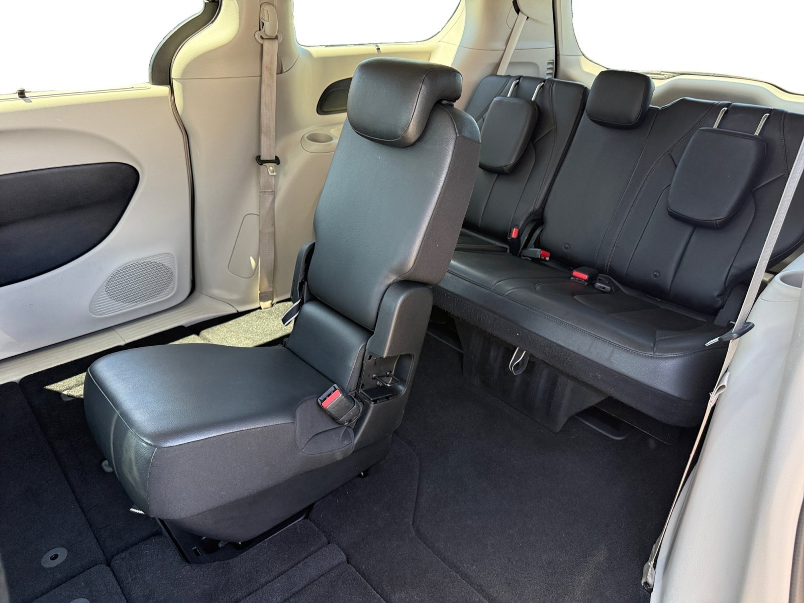 Used 2017 Molten Silver Chrysler Touring L image 16