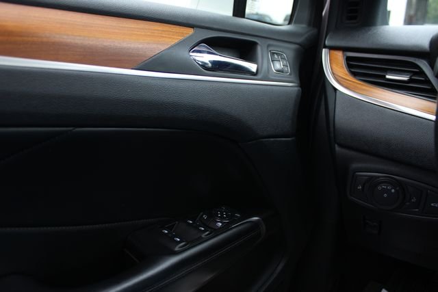 Used 2019 White Lincoln Reserve image 15