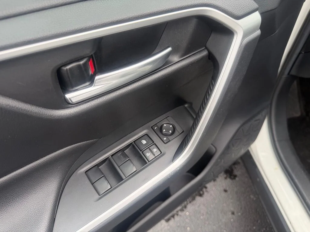 Used 2019 White Toyota XLE image 11
