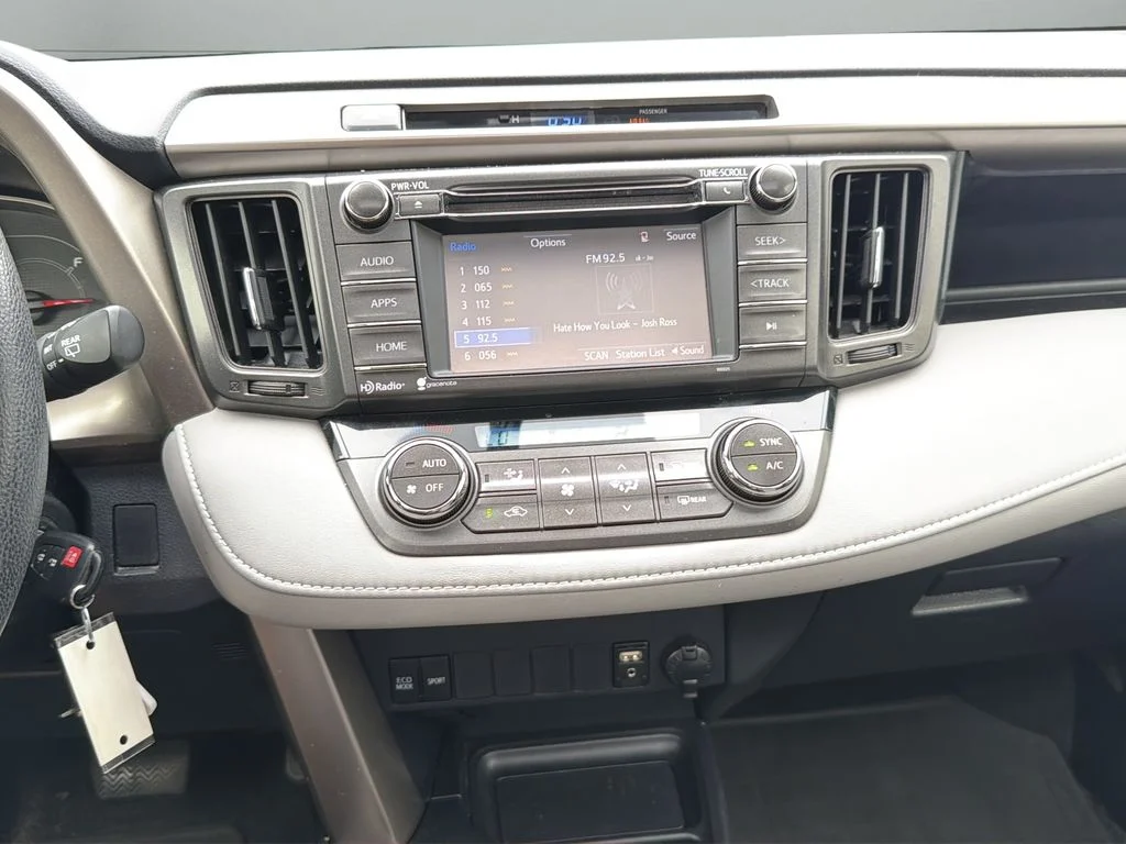 Used 2015 Red Toyota XLE image 17