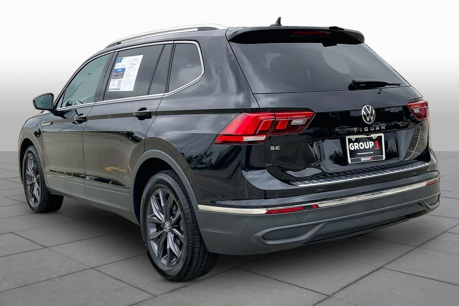 Used 2022 Deep Black Pearl Volkswagen SE image 12