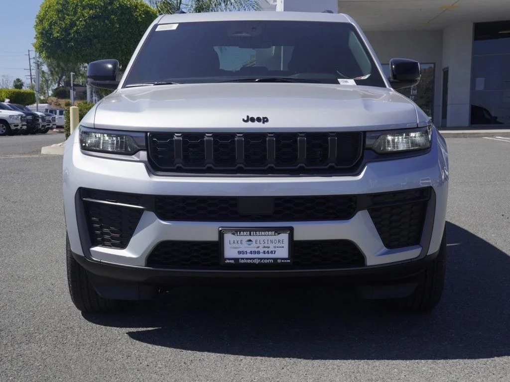 New 2026 Silver Zynith Exterior Paint Jeep Altitude image 7