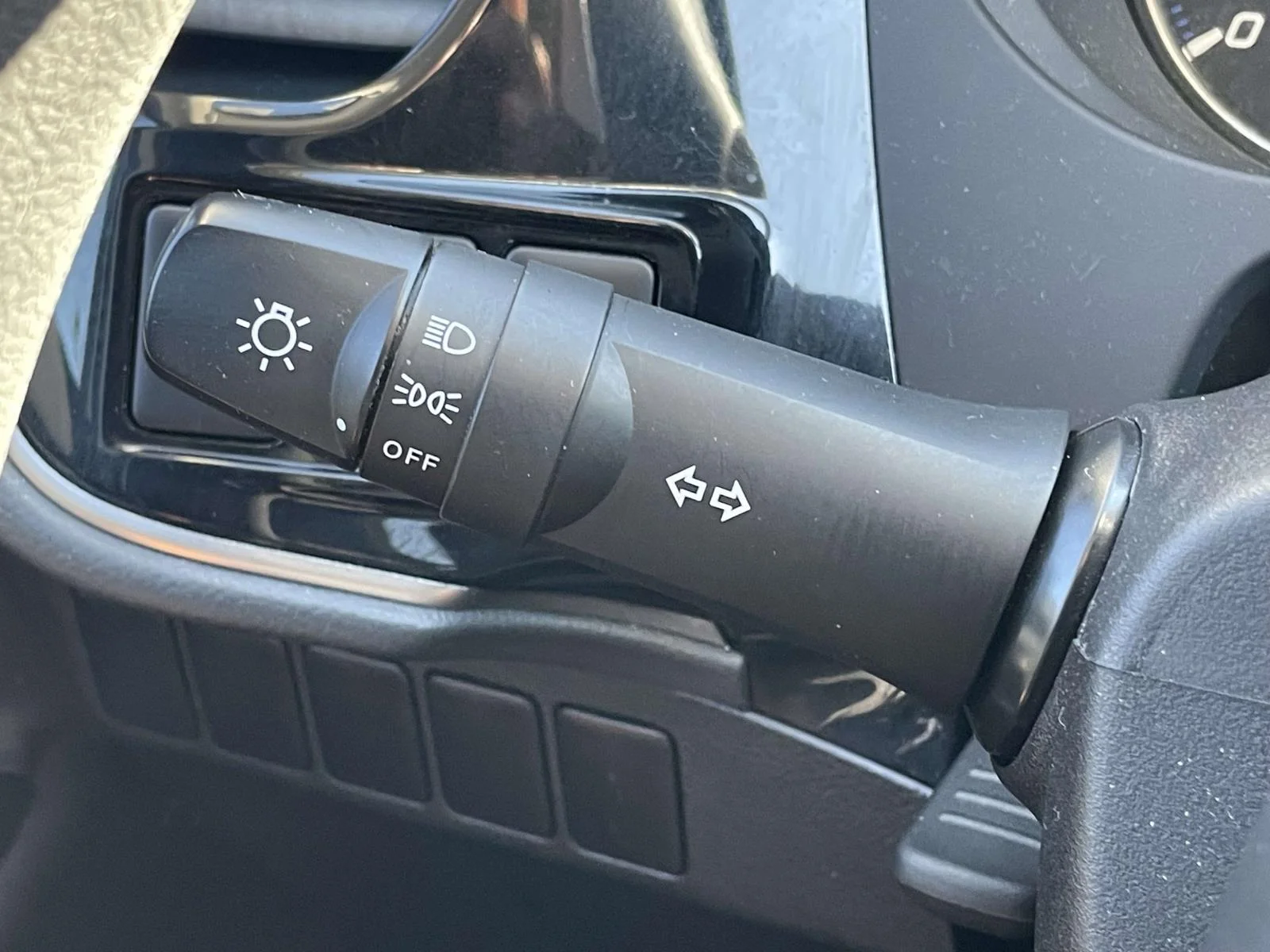 Used 2020  Mitsubishi ES image 11