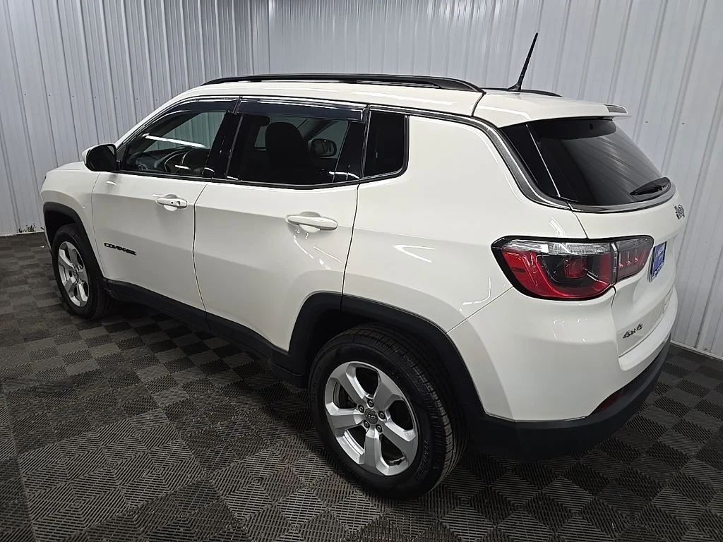 Used 2018 White Jeep Latitude image 9