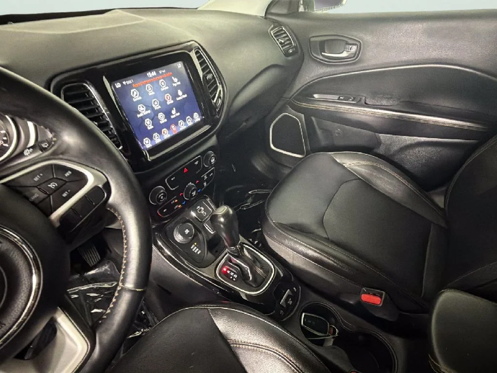 Used 2018  Jeep Limited image 20