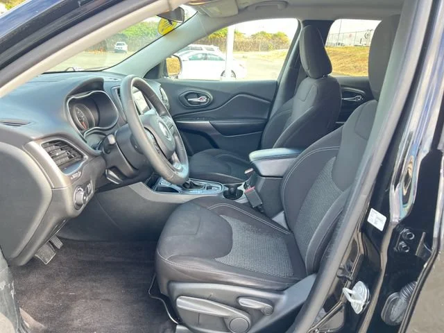 Used 2019 Diamond Black Crystal Pearlcoat Jeep Latitude image 15